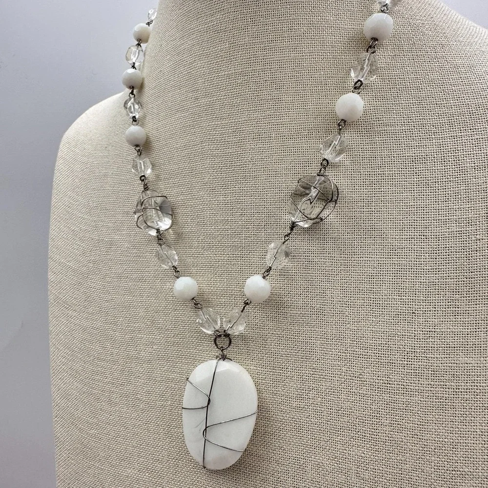 Vintage Silver Tone Wire Wrapped Pendant Necklace Clear Crystal White‎ Bead Boho